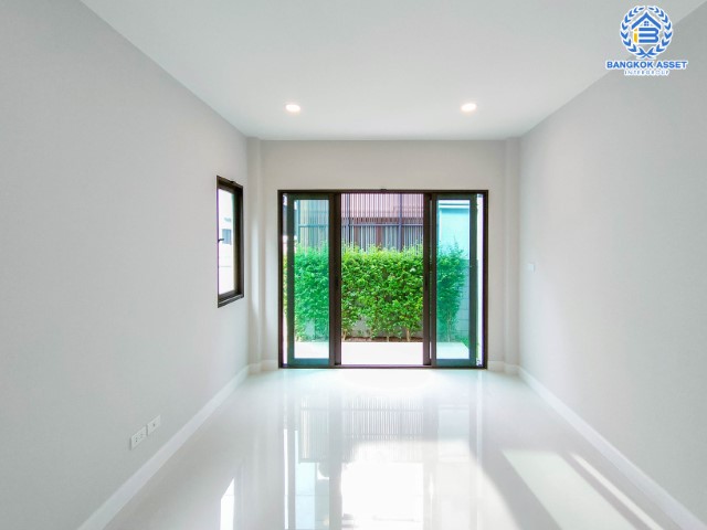 *****บ้านเดี่ยวมือสองย่านกรุงเทพฯ ม.เดอะซิตี้ พระราม2-พุทธบูชา เนื้อที่กว้าง 59.40 ตร.ว. ฟังก์ชัน 4 ห้องนอน 5 ห้องน้ำ ที่จอดรถ 3 คัน บ้านเดี่ยวหลังใหญ่ สวยหรูดูมีระดับ สภาพเหมือนใหม่พร้อมเข้าอยู่ ทำเลเดินทางสะดวก เชื่อมต่อถนนพระะราม2  ใกล้จุดขึ้นทางด่วน "วงแหวนรอบนอกกรุงเทพฯ ฝั่งใต้"